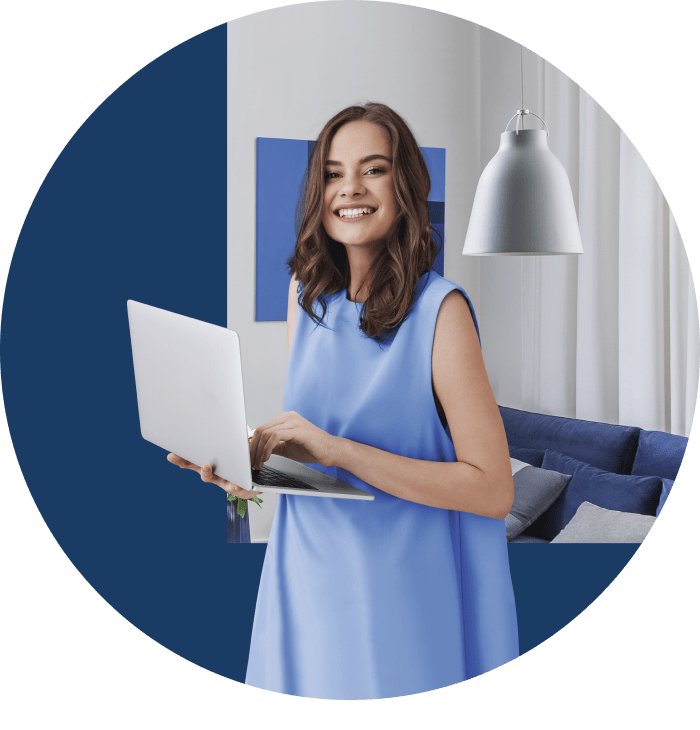 Imagem representa o plano TIM Live Internet. Mulher jovem está na sala de casa com vestido azul. Ela sorri enquanto segura um notebook.